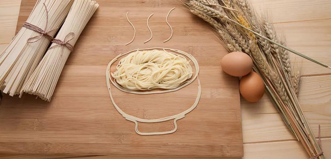 怎样防止鲜面条煮完发红,如何防止面条生霉