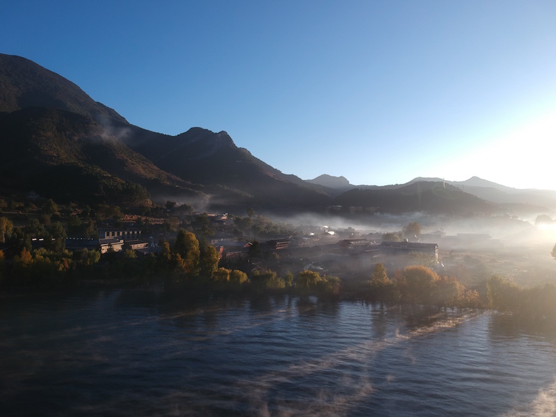 凉山旅游景点古村古寨古镇,四川凉山悬崖上的村庄旅游