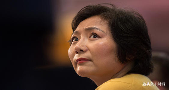 她曾是“传奇”女首富，离婚分前夫200亿，前夫转身买豪宅娶空姐