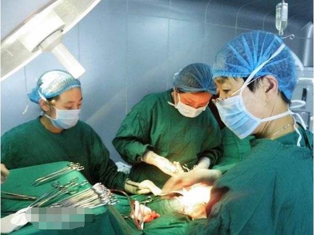 顺产生娃有多疼？看完丈夫拍的三张照片，不禁深思：母爱真伟大