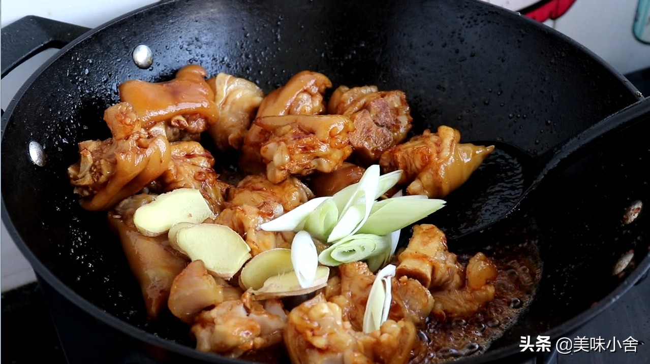 猪蹄这样做太好吃了，Q弹软烂入味，酱香十足，女人多吃对身体好