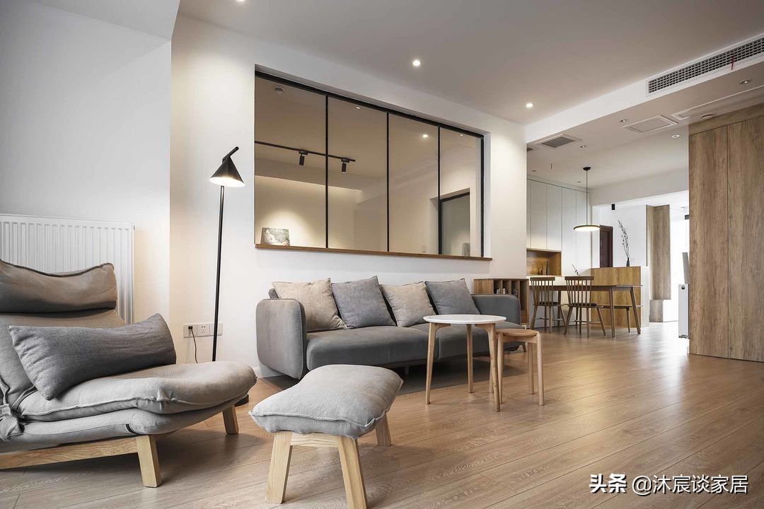 她在沙发后面“掏洞”造窗，完工后发现太明智了，全屋温暖又自然