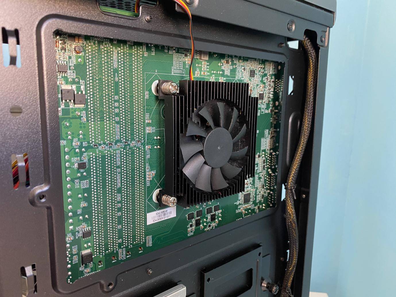 电脑系统是装在主板还是cpu上,电脑换了cpu和主板要重新装系统吗