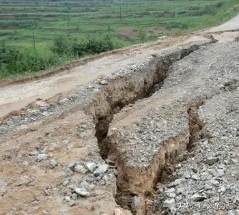 山体滑坡导致火车的侧翻,山体滑坡导致的火车事故