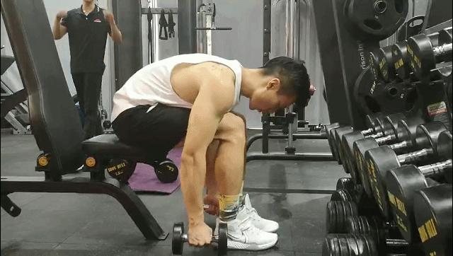 100斤瘦子增肌哑铃训练,哑铃垫高蹲练大腿内侧增肌