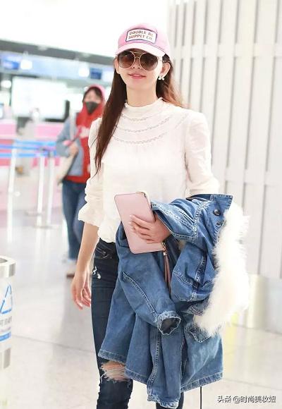 林志玲侧脸戴棒球帽,林志玲一袭拼色抹胸上衣配黑长裤