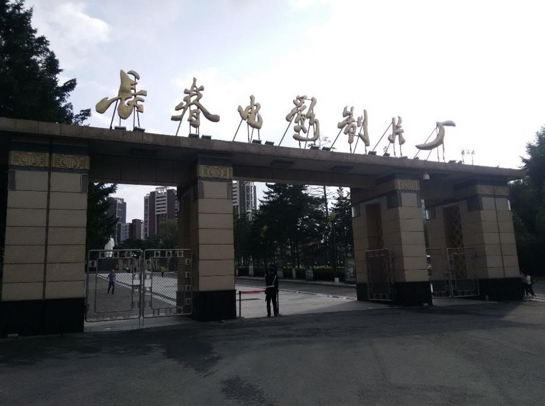 1958年毛主席探班剧组时，亲切接见的“红孩子”，后来怎么样了？