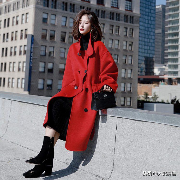 女人穿红色大衣太扎眼？学会3个日常搭配，低调显白衬气色！