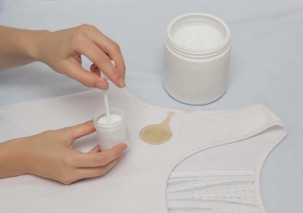 白色衣服怎么清洗不伤衣服,白色衣服怎么清洗才不会变黄