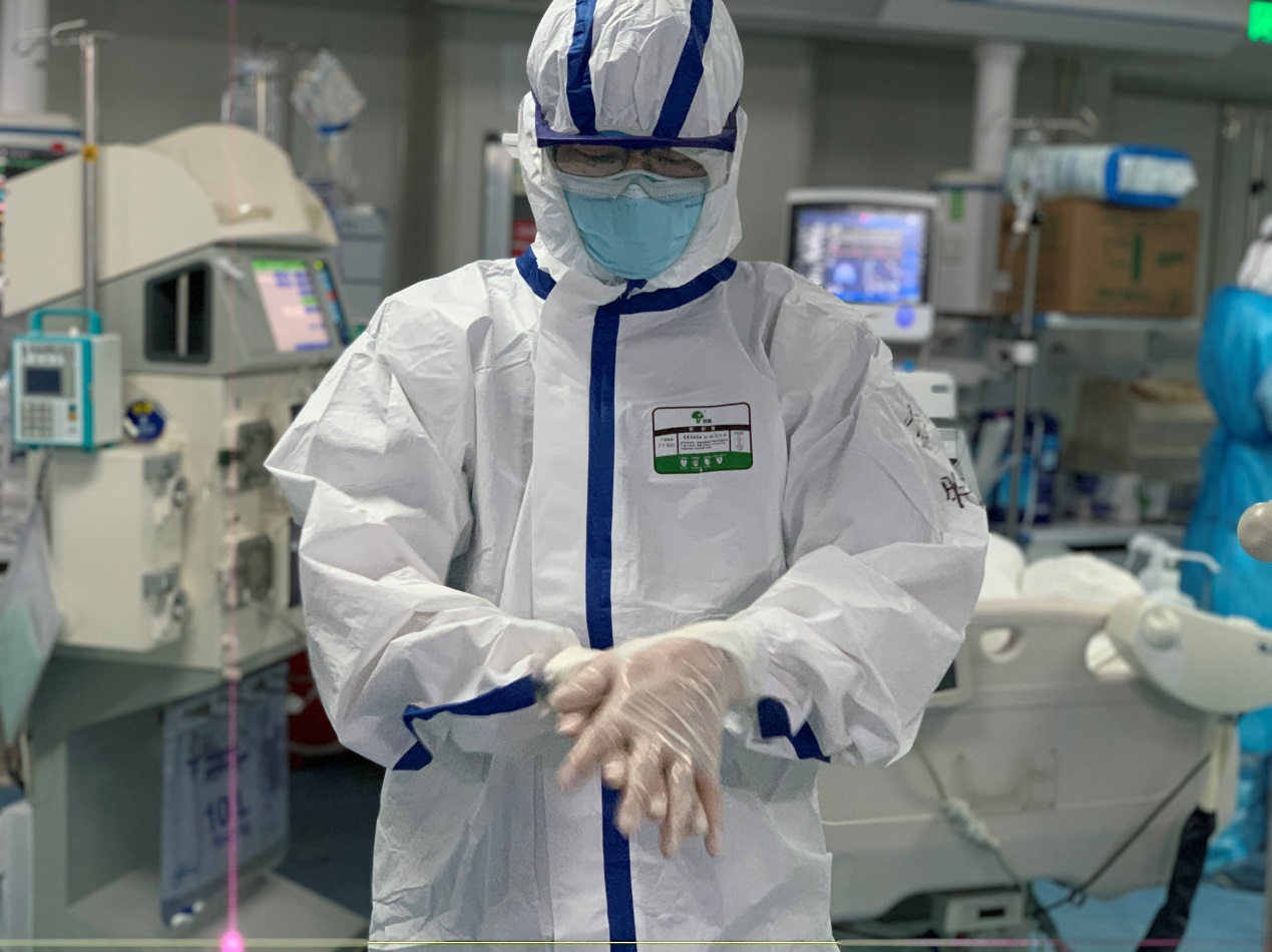 前线医护人员icu,icu医务人员忙碌视频