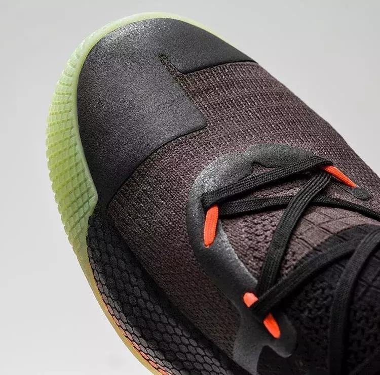 库里4flow鞋底会不会发光,库里hovrsplash蓝色鞋底