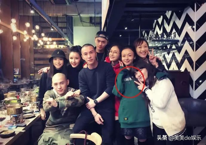 又一对剧组情侣，否认三连，男友被谢娜带进圈