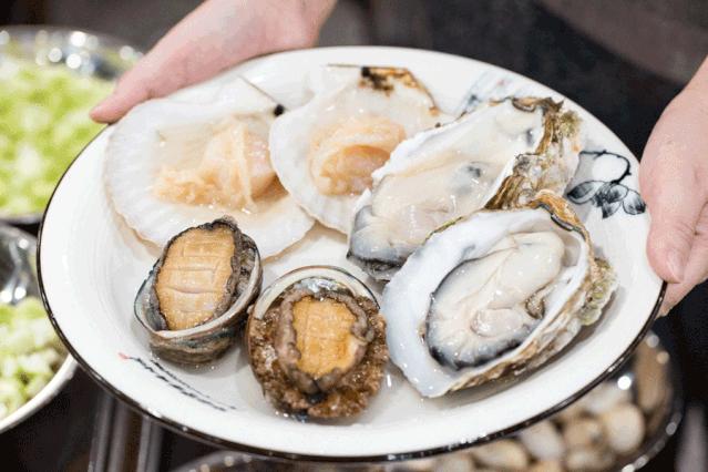 这家噗噗噗的粥底火锅店，稳就一个字