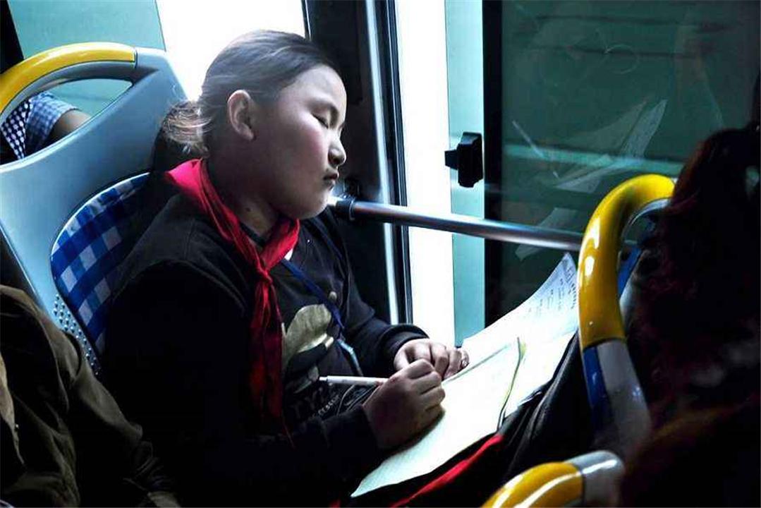 女学霸成绩下滑太快了,学霸女孩的成绩一落千丈