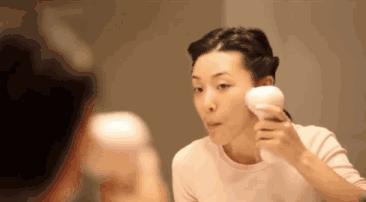 脸上有个光滑不痛不痒的小疙瘩,脸上皮肤粗糙长疙瘩是怎么回事