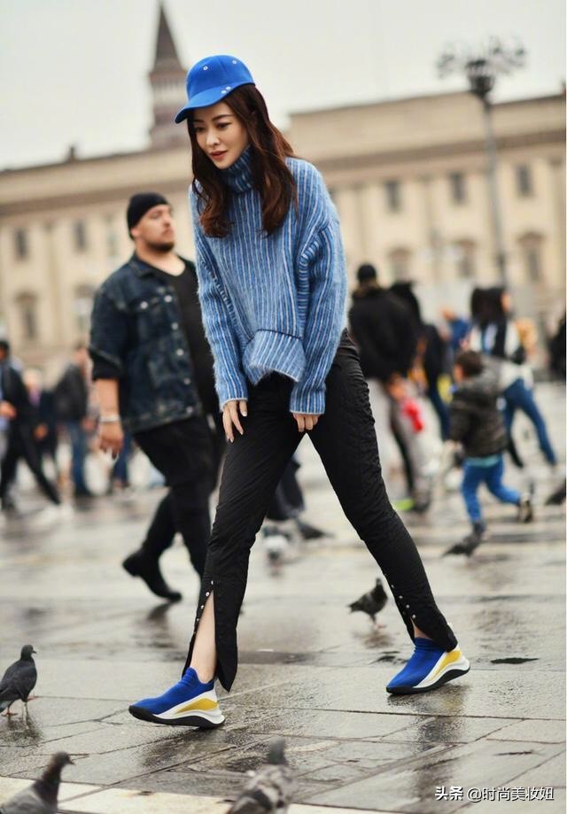 熊黛林不愧是超模，蓝色条纹毛衣配开叉紧身裤，身材比例太惊艳