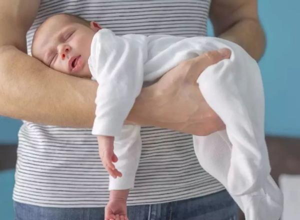 新生儿怎么抱才能让宝宝竖着抱,新生儿怎么抱才不会吐奶