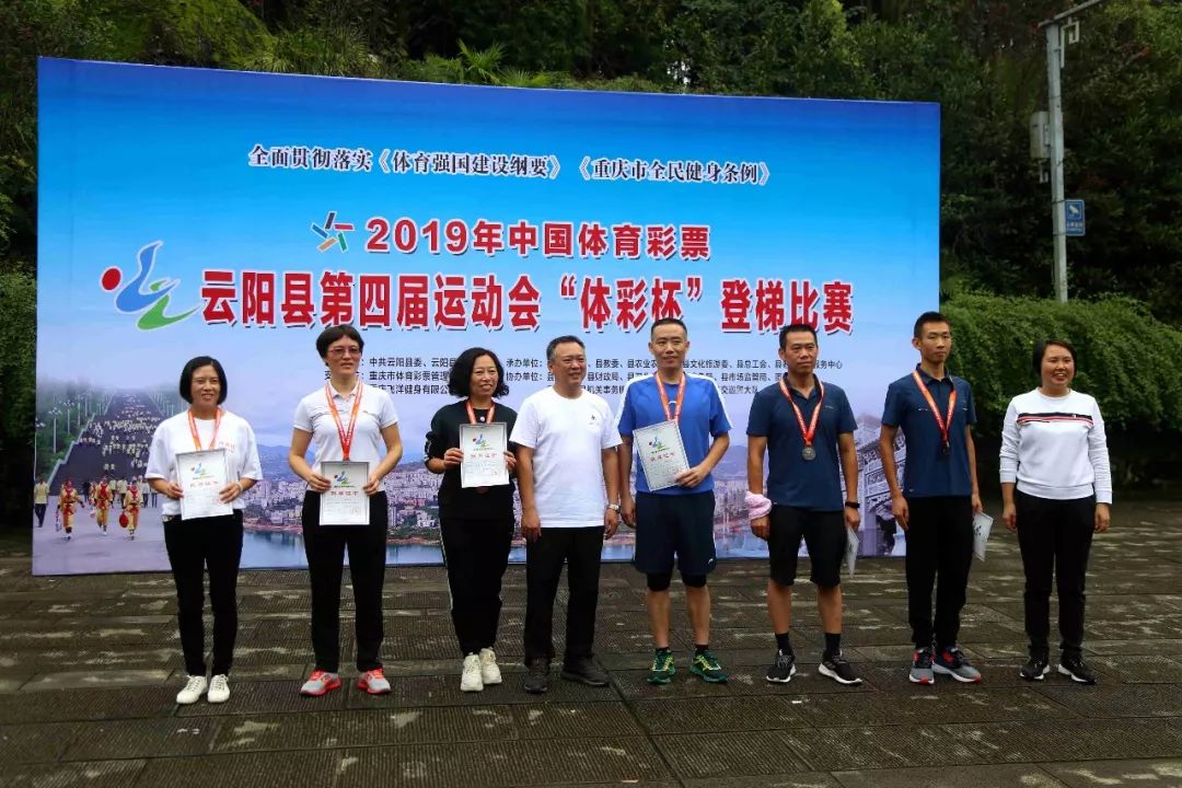 勇攀高峰的运动员,攀登山峰运动员