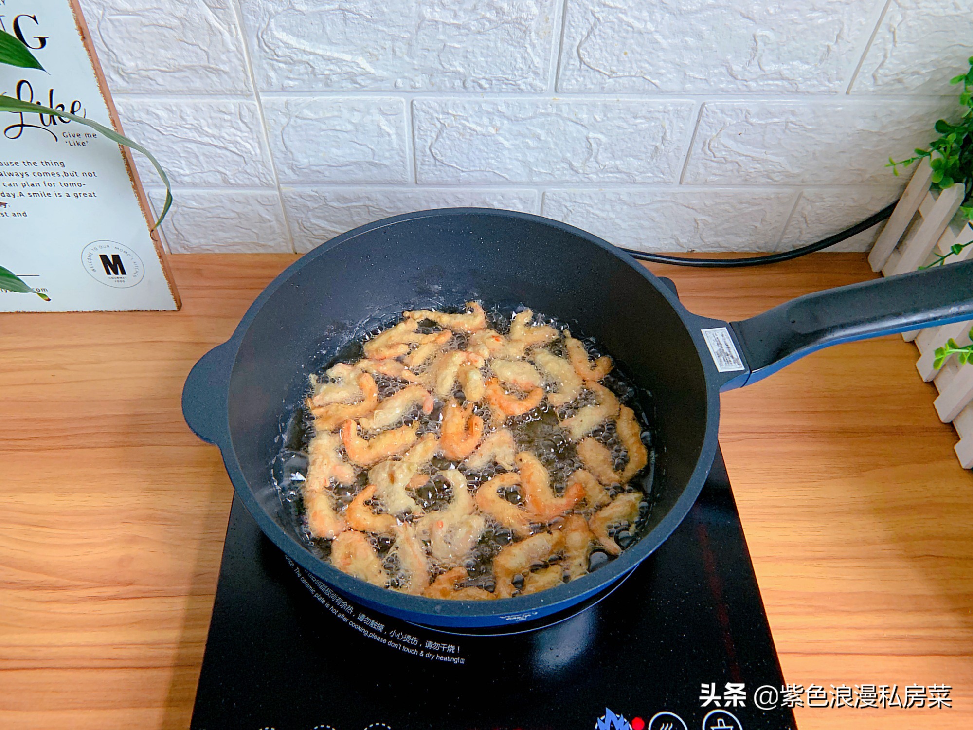 干炸小河虾金黄酥脆好吃又补钙,吃小河虾补钙是连皮一起吃吗