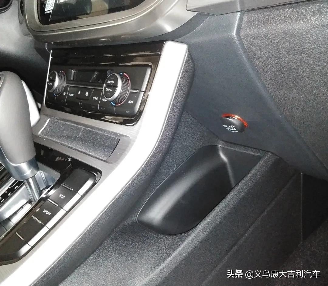 点烟器usb接口怎么拔出来,车上的点烟器插口和12v插口