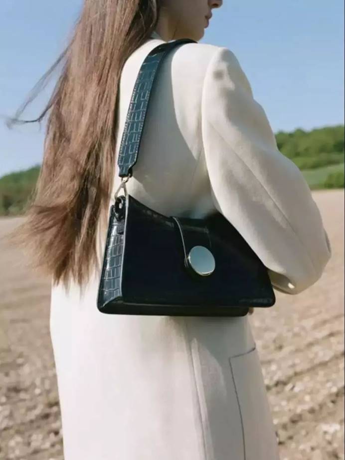 适合秋冬背的小众品牌包,又轻又实用的大牌包