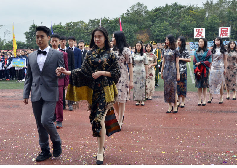 学子亮相省运会开幕式,初中校运会开幕式入场创新表演