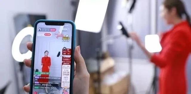 通过直播购物好还是平台购物好,看直播购物上瘾是种病吗