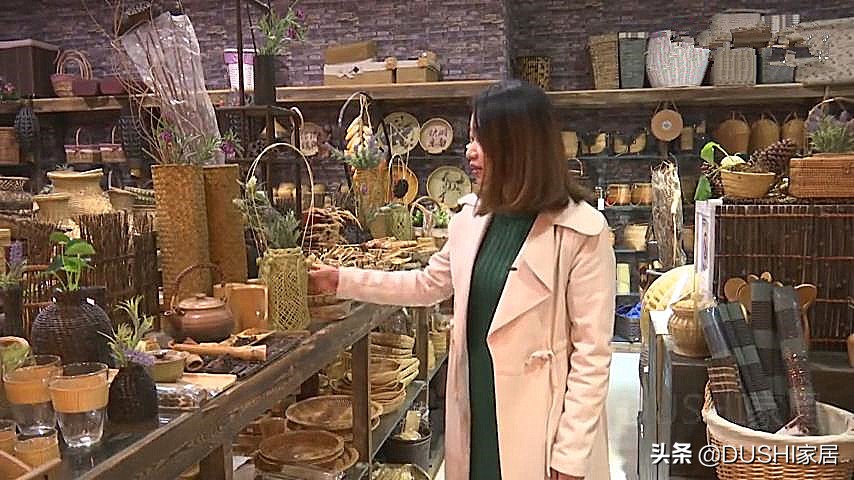 厨房装饰品小花篮点缀,大饭桌上的点缀花篮