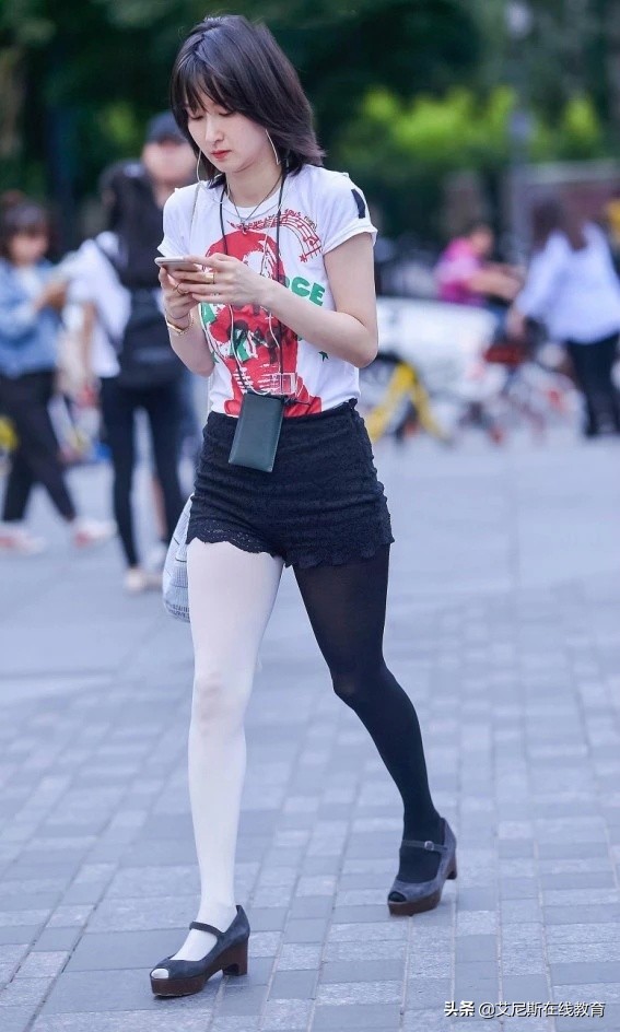 一条腿魔鬼，一条腿天使，让零零后疯狂的“阴阳袜”，网友：太丑