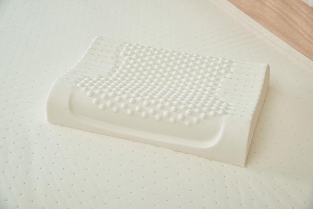 乳胶枕头怎么睡哪边高哪边低,乳胶枕头是睡高一点还是低一点