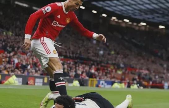 c罗在曼联受到最严重的犯规,c罗为什么被曼联踢了两次