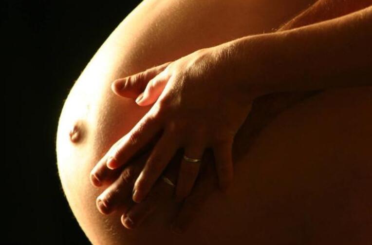 孕妇第一个月闻到了油漆流血,孕妇闻了油漆味补救