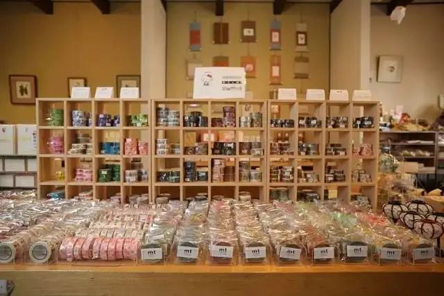 现在，全靠霓虹文具给我带来工作归属感