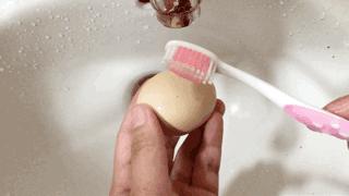 刷牙时一个小窍门彻底告别黄臭牙,刷牙的时候放点小苏打牙会变白吗