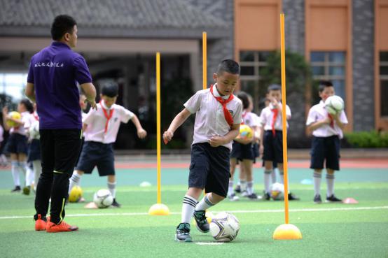 花三小,花三万学足球