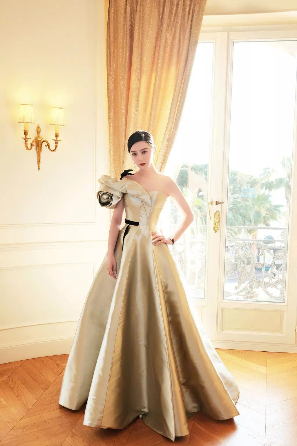 章子怡太放的开，礼服裙竟直接真空上阵，瞅瞅这饱满曲线太惹眼