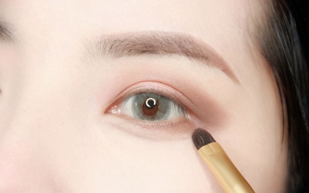 适合画眼影新手的眼影盘,怎样用眼影盘画眼影最好看又简单