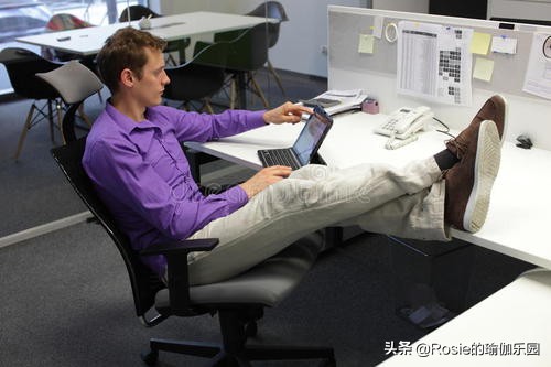 脖子前倾轻微驼背穿搭,脖子前倾体态不好怎么改善