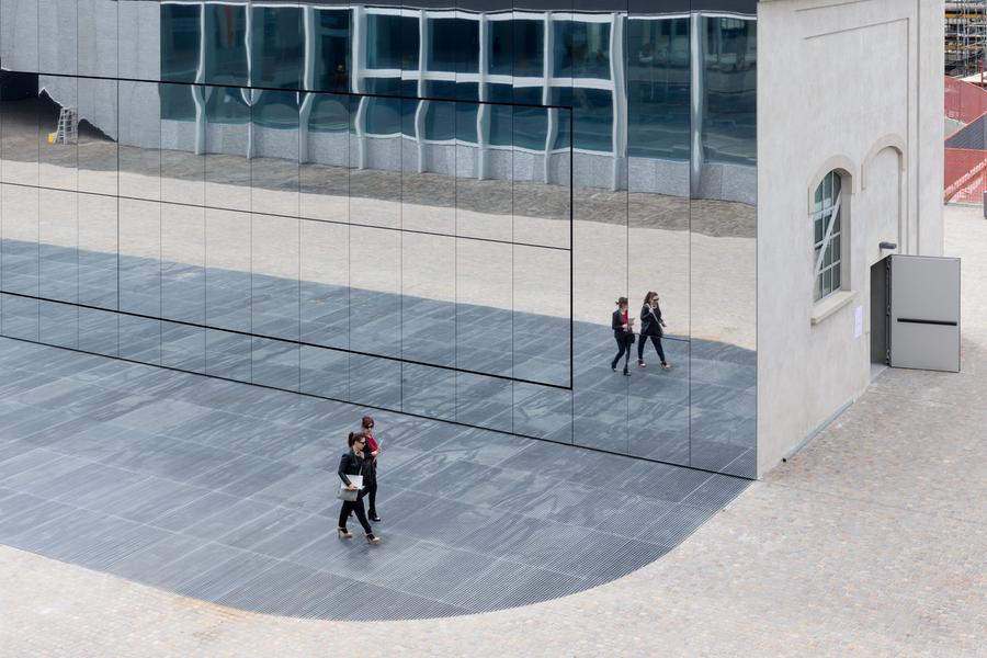 prada品牌墙,prada设计用色