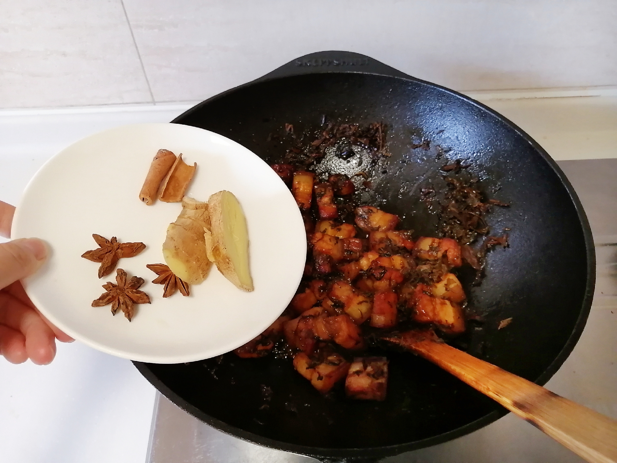 五花肉怎么炖才能软烂又不热气,五花肉烧苦了怎么办