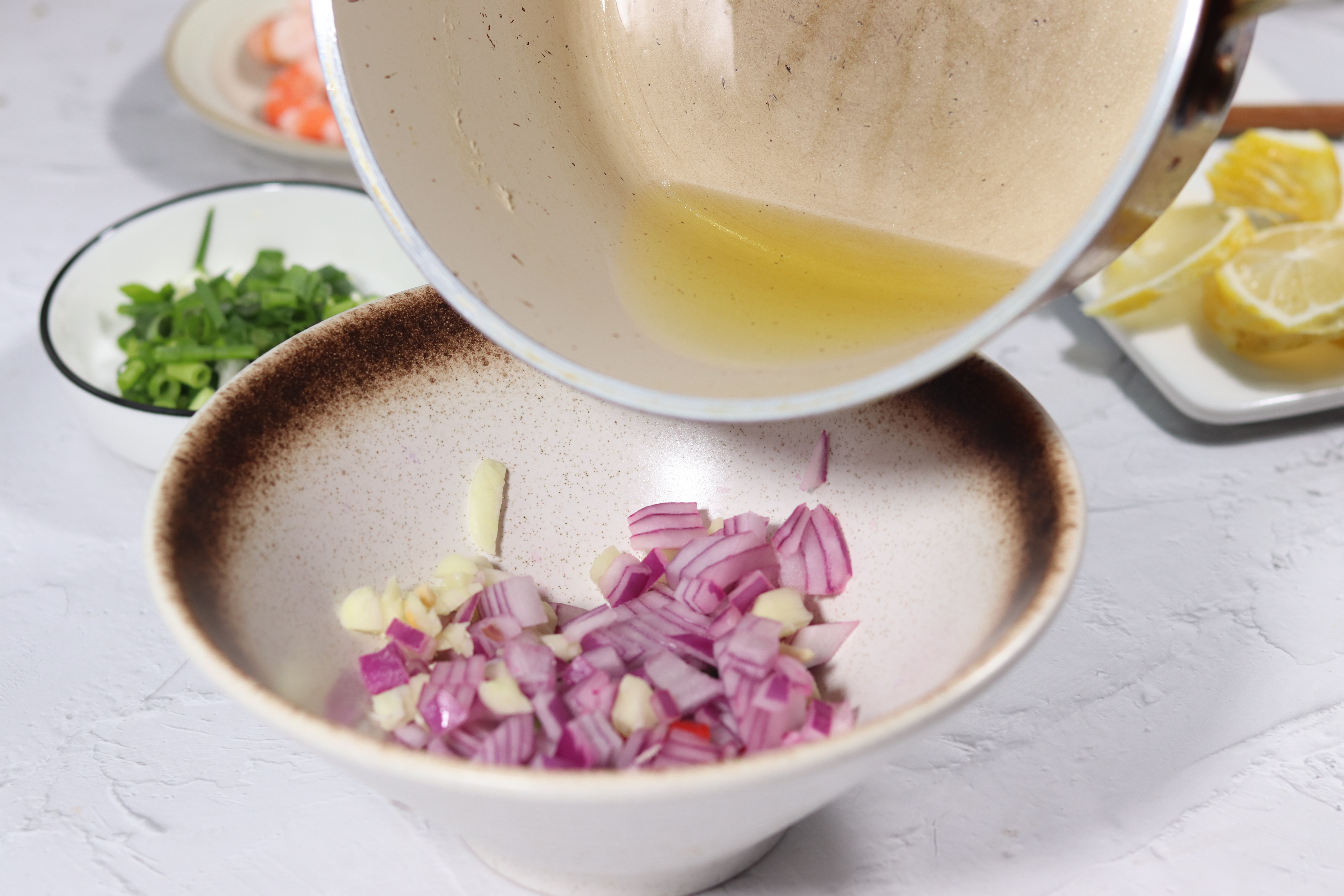 泡椒柠檬虾凉拌方法,凉拌柠檬虾太适合夏天了