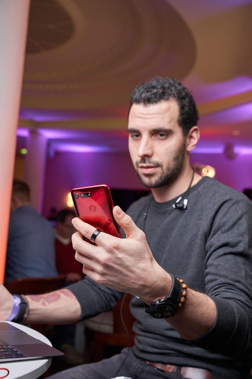 moschino荣耀v20联名版 (荣耀v20外观欣赏)