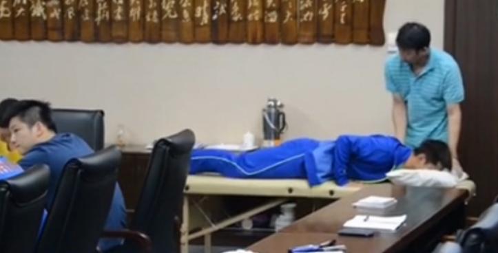 乒乓球跌落神坛,张继科从低谷里崛起