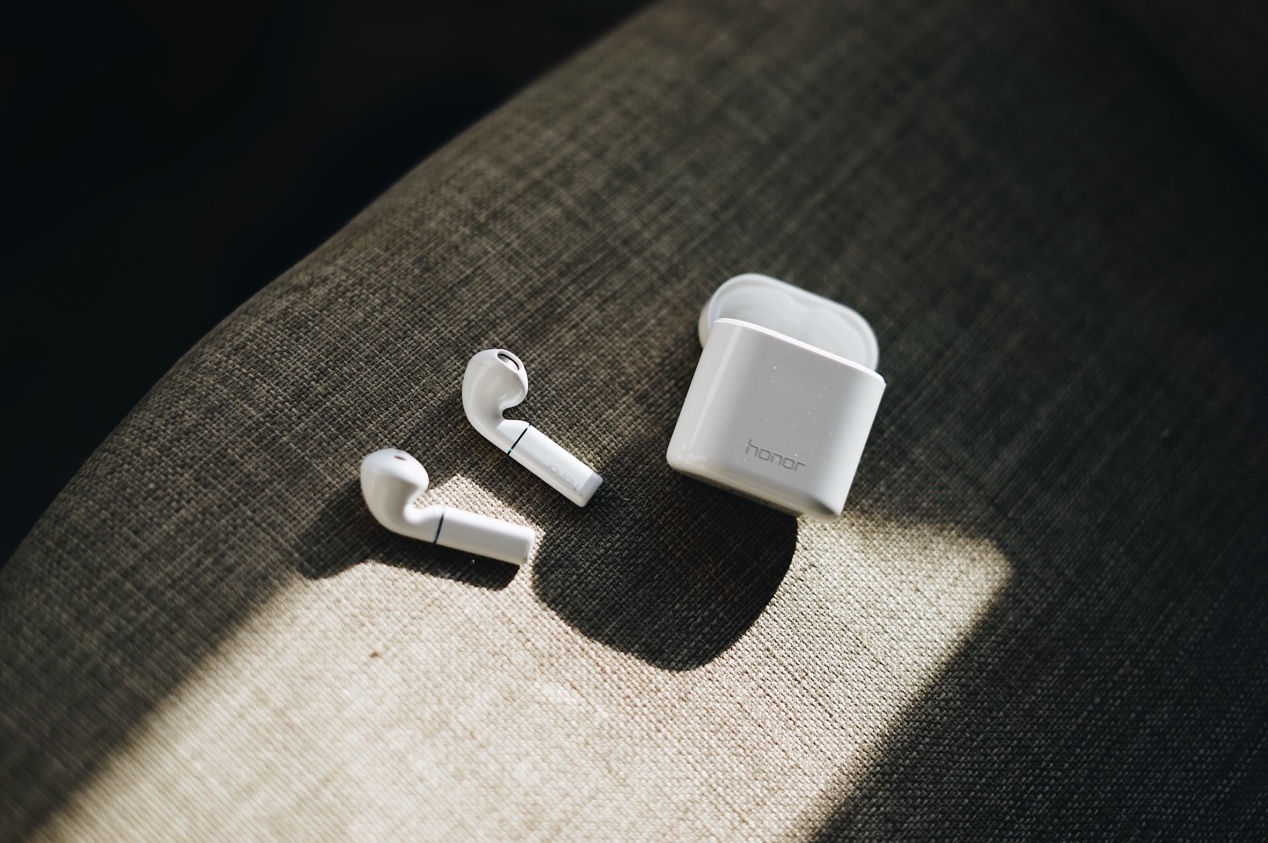 荣耀FlyPodsPro无线蓝牙耳机,用骨声纹识别给人机交互再添把力