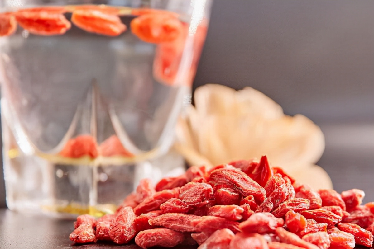 枸杞泡酒喝三两有害吗,二两枸杞泡酒喝的功效