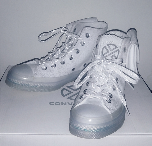 张艺兴匡威联名款穿搭,张艺兴穿黑匡威