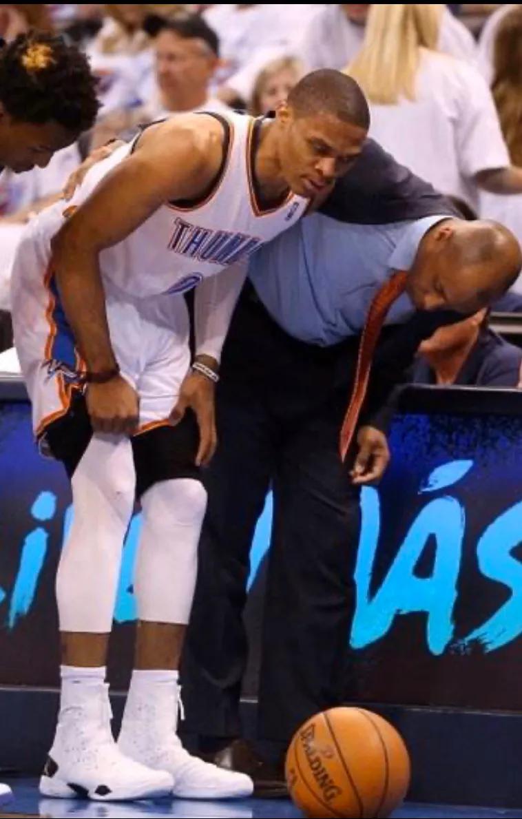 罗斯半月板撕裂瞬间,2013威少半月板撕裂视频