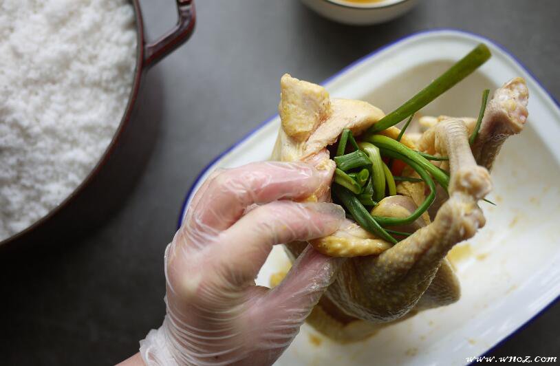 锡纸盐焗鸡整只一般做多少分钟,粤菜经典客家锡纸盐焗鸡的做法