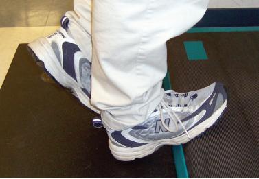 早起脚跟痛脚底板痛肿胀怎么回事,早起脚底板疼走一会又不疼了