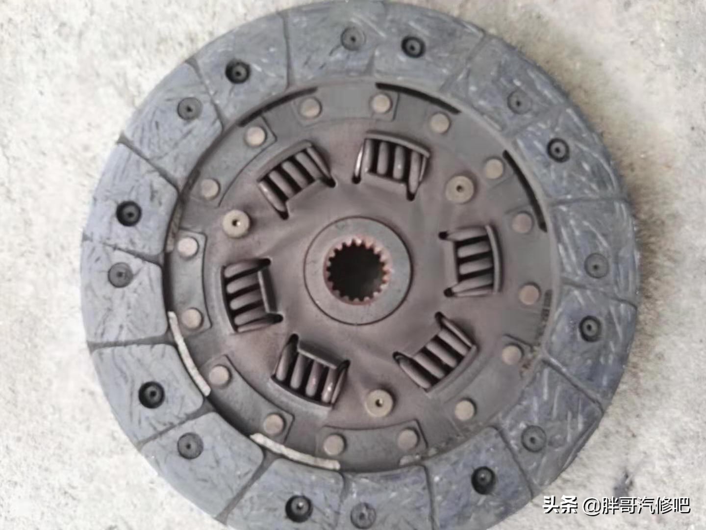 五菱之光挂档不走，胖哥以为换挡拉线脱落，原来是摩擦片报废了